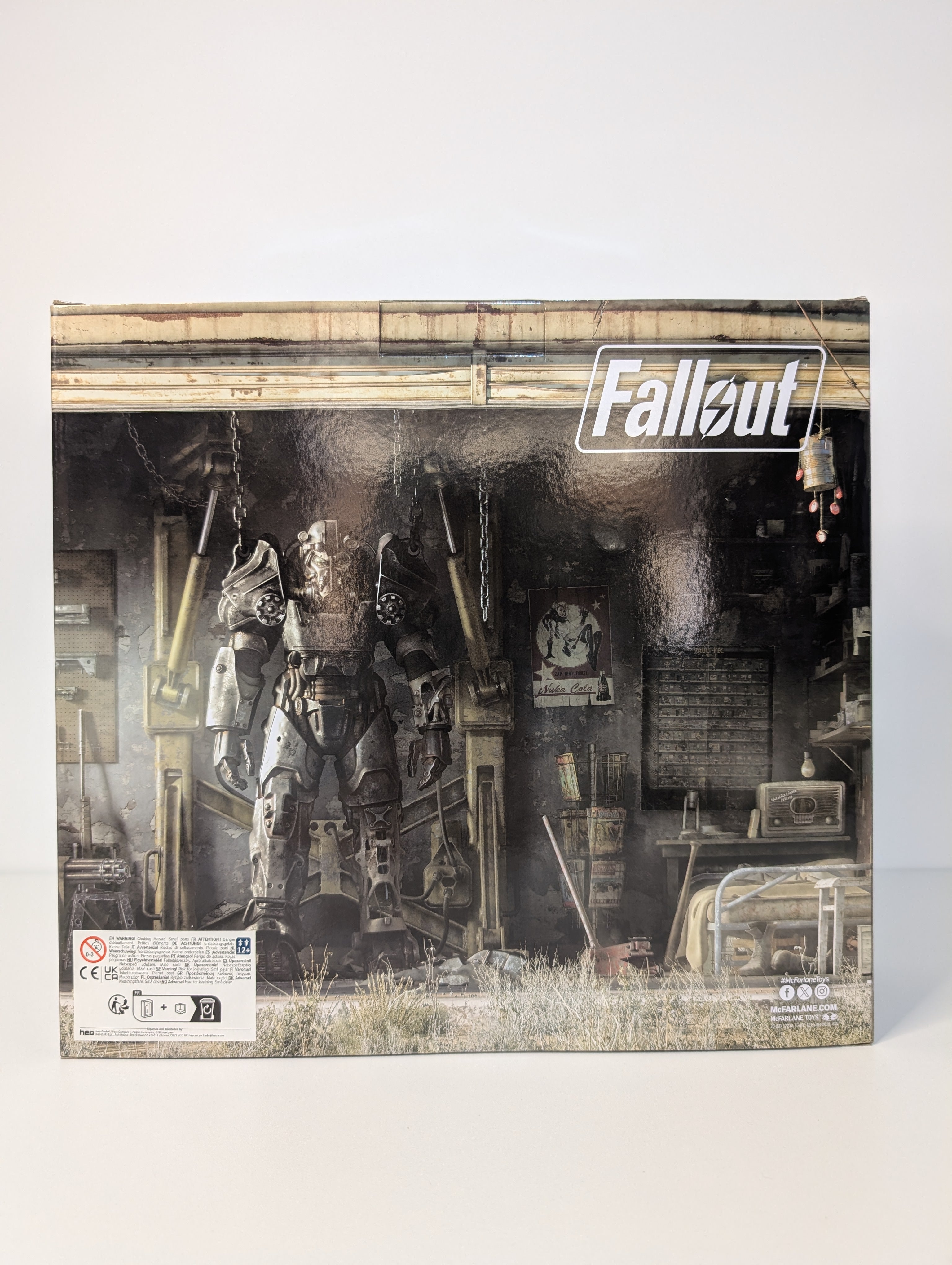 McFarlane Toys - fallout -  vault-tec T-60 and sole survivor